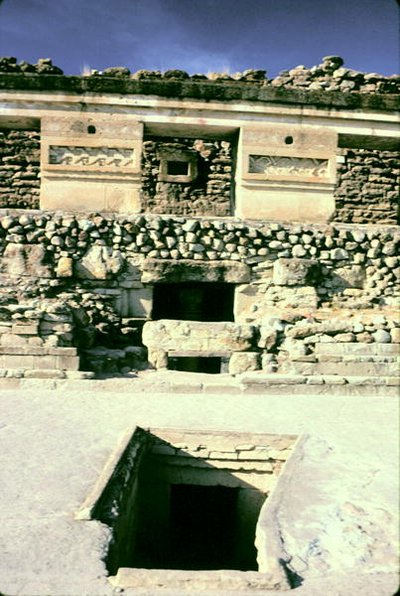 Hof mit gemustertem Steinpflaster von Pre Columbian Pre Columbian